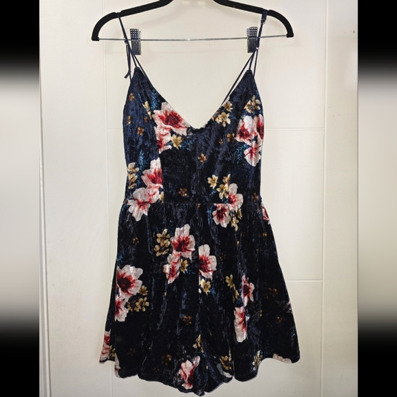 Rue21 Pants - Rue 21 Floral Velvet Romper Sz M